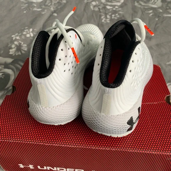 🤍UA basketball shoes sz7W🤍 - Picture 6 of 8